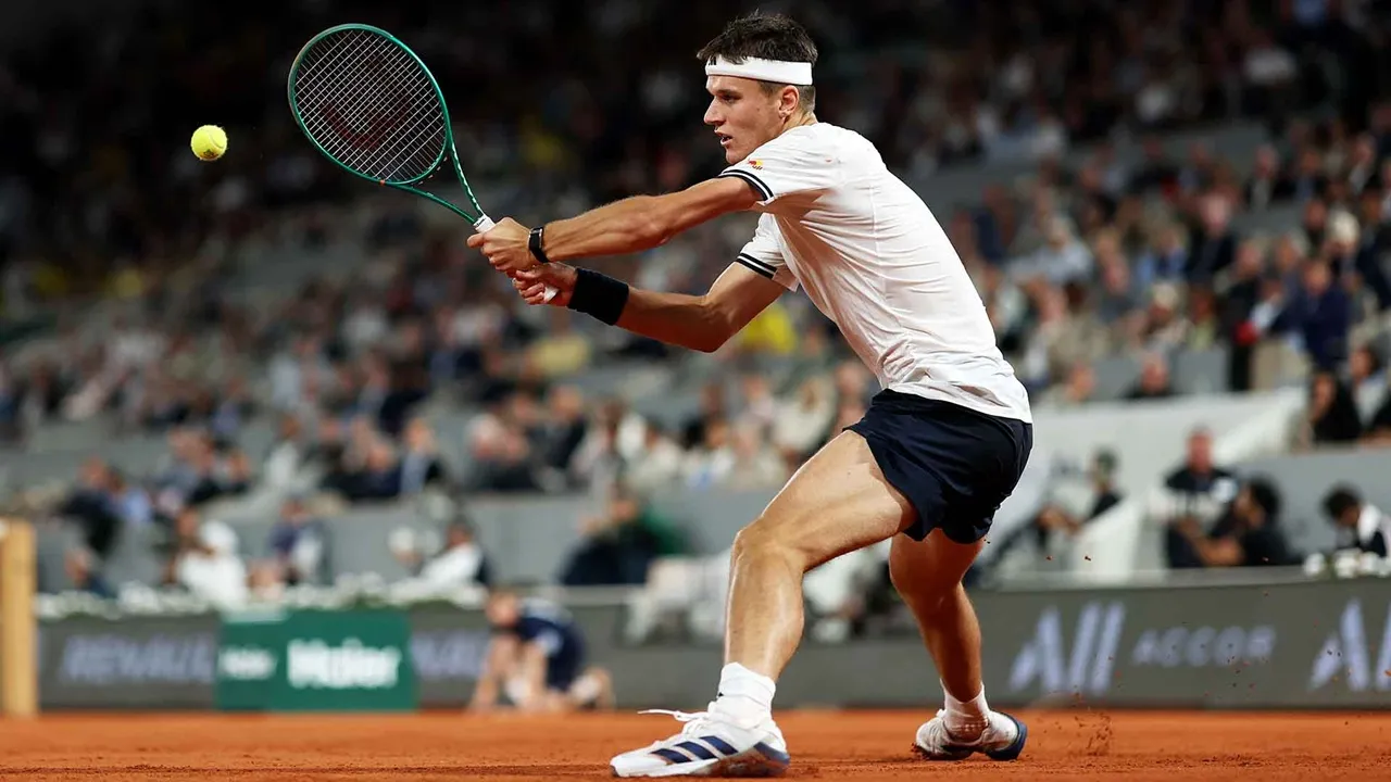 Bintang Muda Bersinar! Jakub Mensik Hentikan Sensasi Joao Fonseca di French Open 2026